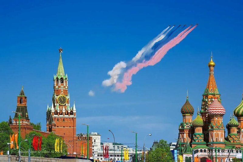 Российский флаг на фоне кремля