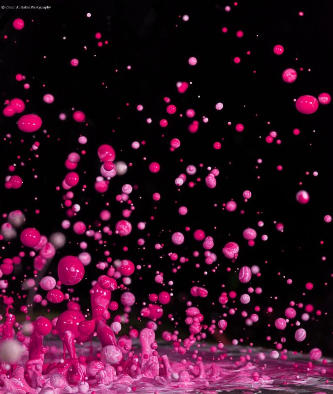 Розовые шары на черном фоне