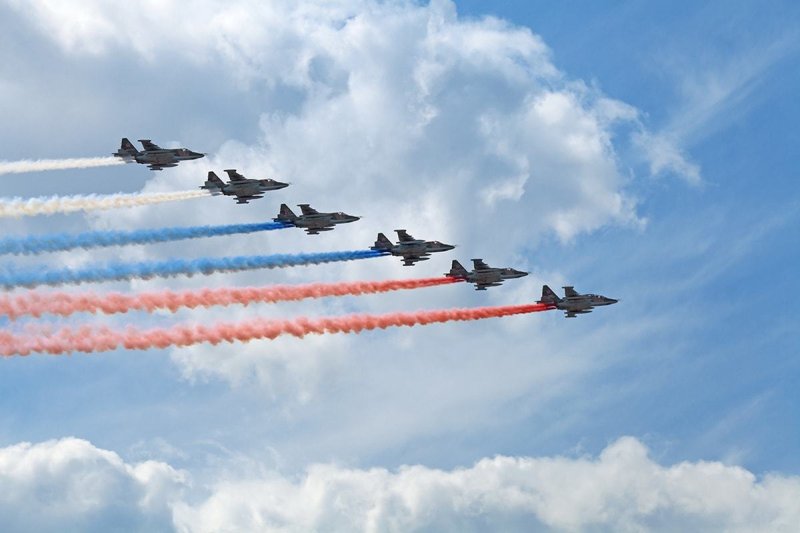 Самолет на фоне флага россии
