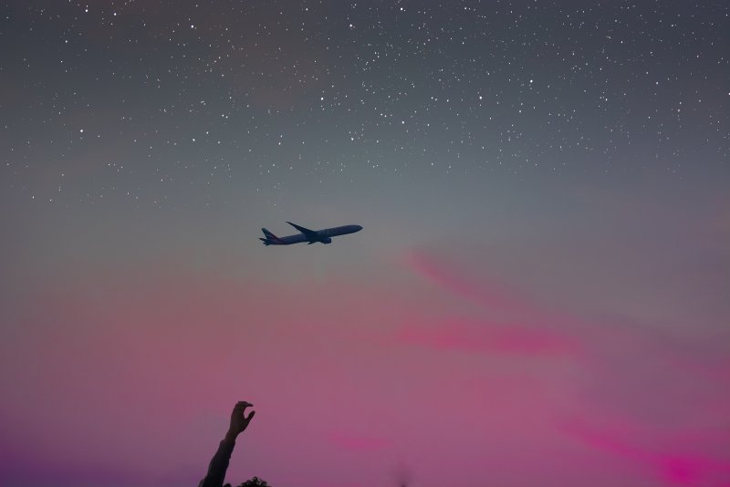Самолет на фоне звезд