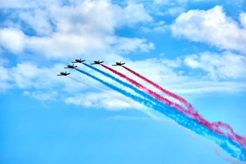 Самолеты на фоне флага