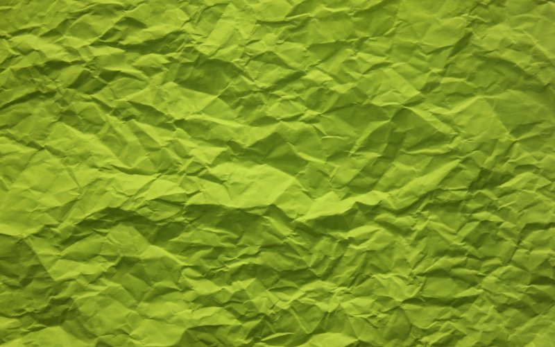 Серая бумага на зеленом фоне