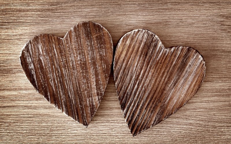 Сердце на деревянном фоне