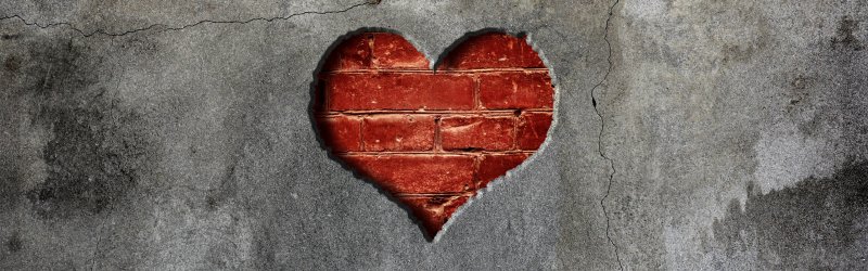 Сердце на фоне кирпичной стены