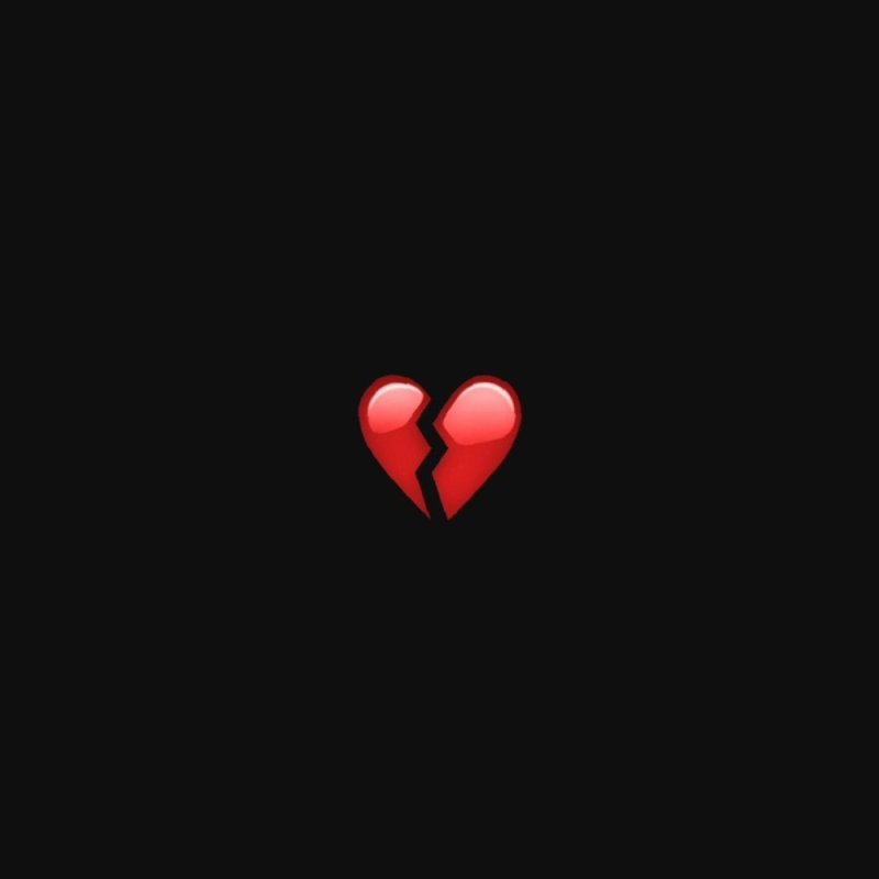 Сердце с зарядкой на черном фоне