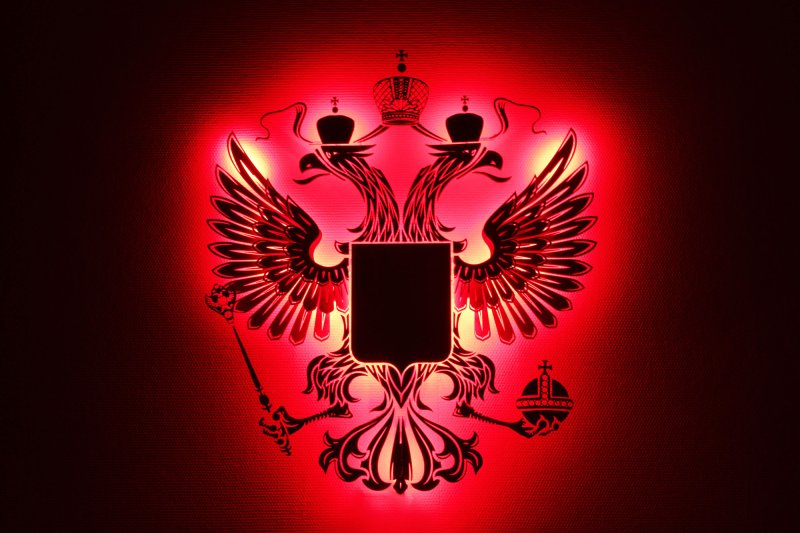 Синий герб россии на красном фоне
