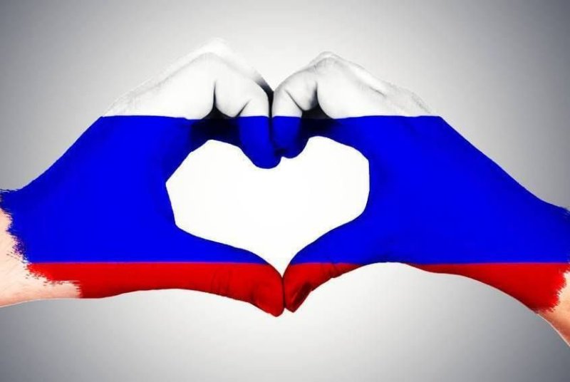 Смайлик на фоне флага россии
