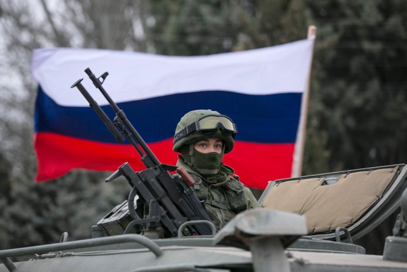 Солдат на фоне российского флага
