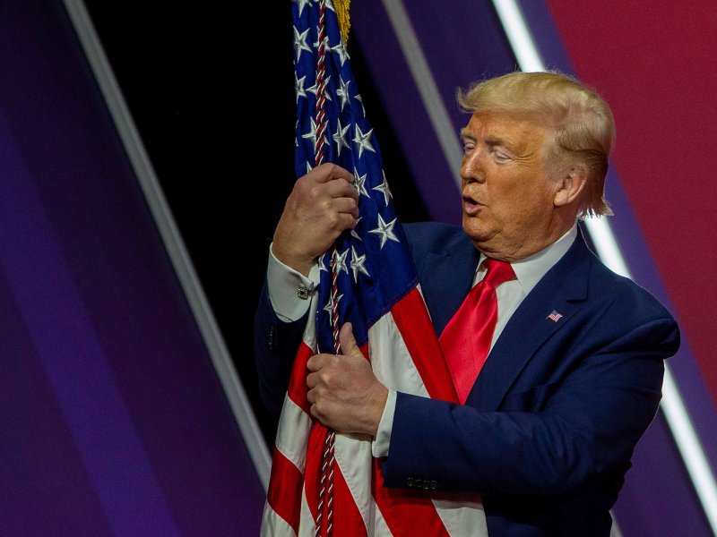 Трамп на фоне флага сша