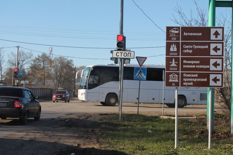 Туристические дорожные знаки на коричневом фоне