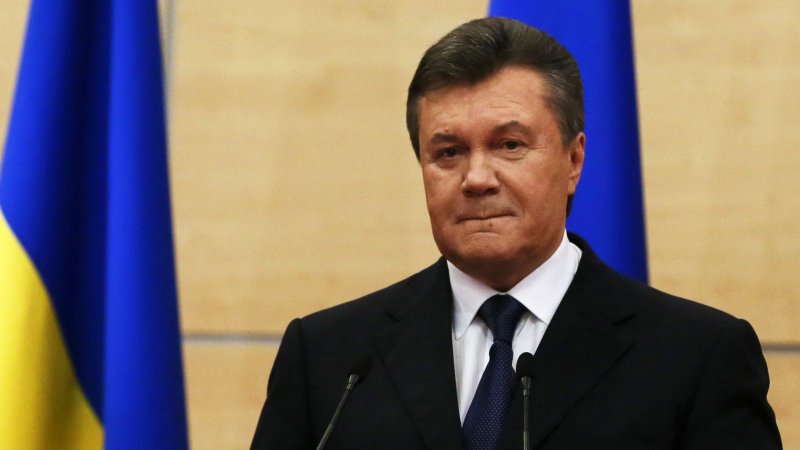 Янукович на фоне флага
