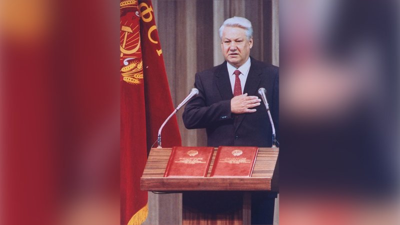 Ельцин на фоне флага