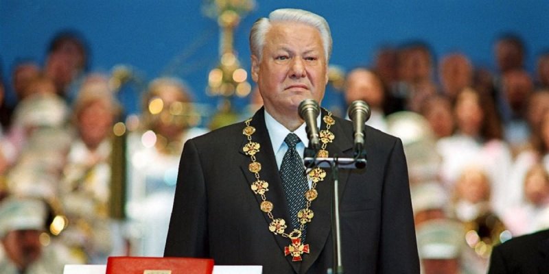 Ельцин на фоне российского флага