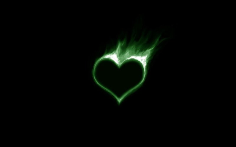 Зеленое сердечко смайлик на черном фоне