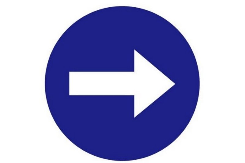 Знак стрелка в круге на синем фоне