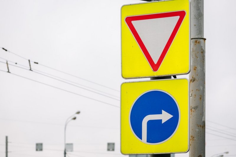 Знаки дорожного движения с желтым фоном