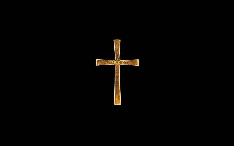 Золотой крест на темном фоне